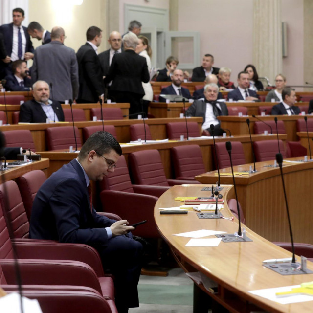 I dok je u svibnju kažnjeno 20 zastupnika, već u lipnju i srpnju bilo ih je upola manje, po devet, u listopadu samo troje, a u rujnu samo jedan