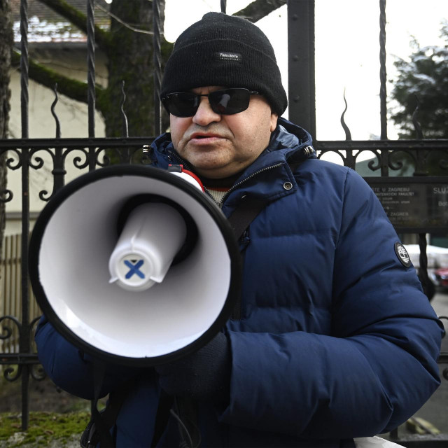 Mirko Hrkač, upravitelj Zaklade ‘Čujem, vjerujem, vidim‘ prosvjeduje ispred Ministarstva kulture i medija 