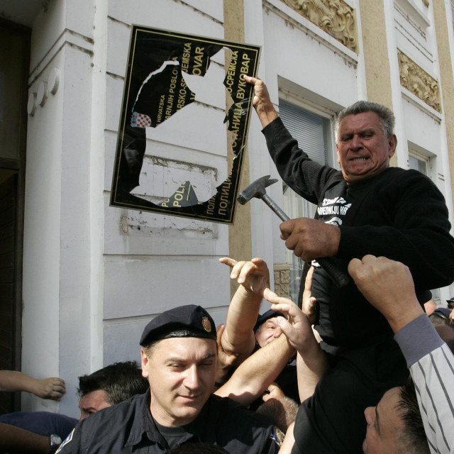 Vukovarski branitelj Marijan Živković razbio je 2013. dvojezičnu ploču postavljenu na policijsku postaju u Vukovaru