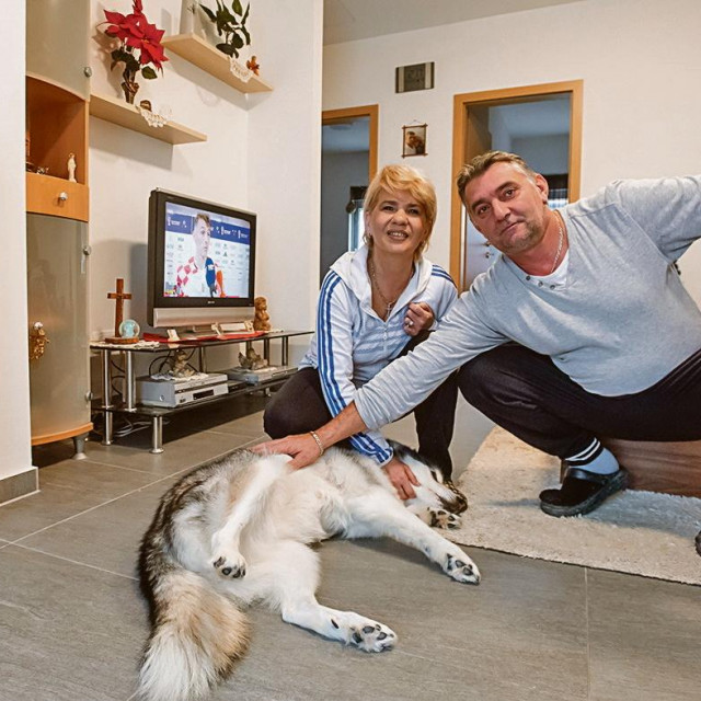 Supružnici Goran i Danijela Kucko u svojoj zamjenskoj kući u Selima kraj Siska