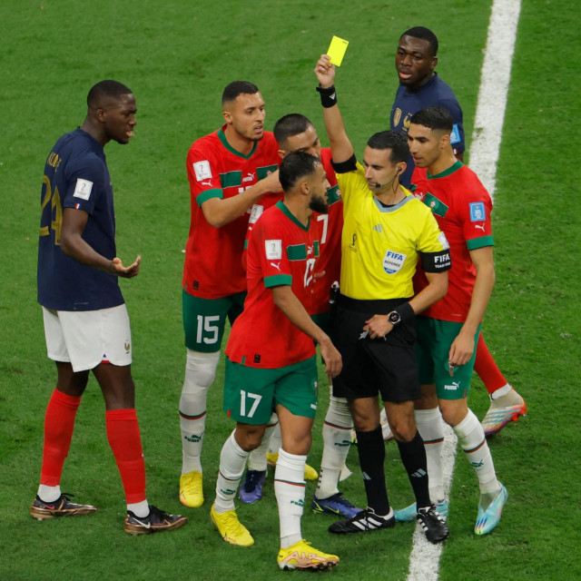Sudac Cesar Ramos daje žuti karton Boufalu
