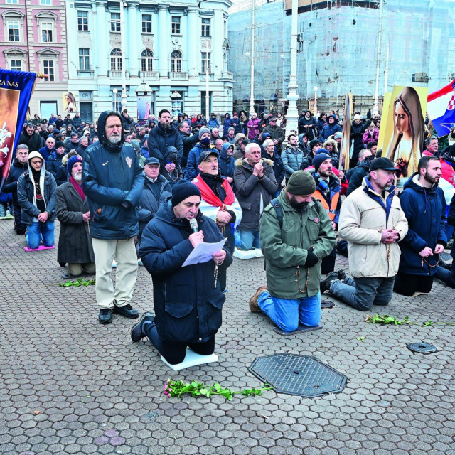 Molitelji na Trgu bana Jelačića u Zagrebu