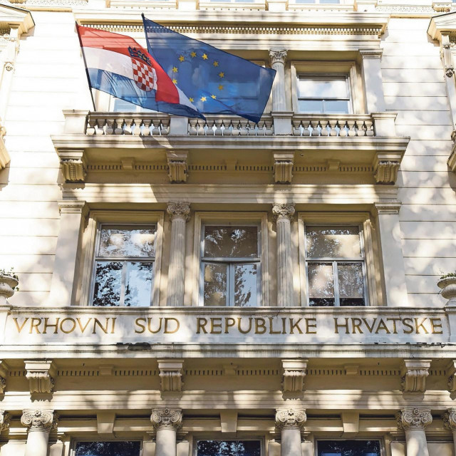 Zagreb, 160219. Zrinjevac. Clanovi Udruge Franak su na konferenciji za medije ispred Vrhovnog suda Republike Hrvatske pozurnicama istaknuli probem sporog donosenja presude. Na fotografiji: Vrhovni sud.