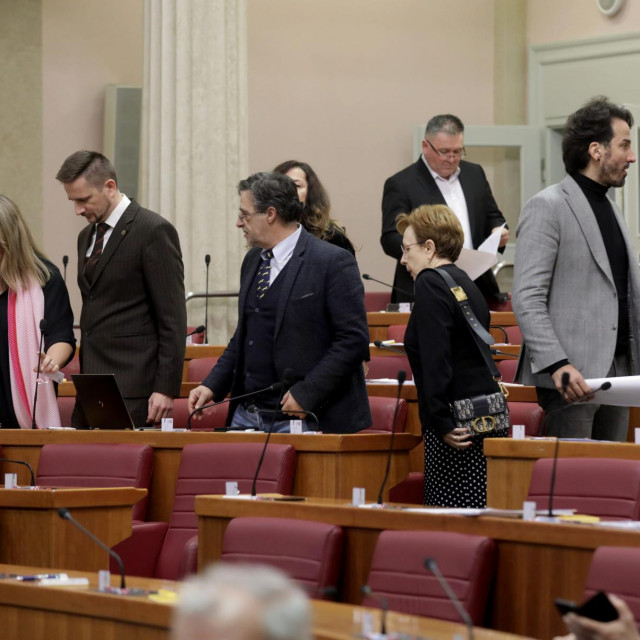 Zagreb, 161222
Trg Svetog Marka, Hrvatski sabor.
Glasanje na 14. izvanrednoj sjednici Sabora.
Na fotografiji: zastupnici.