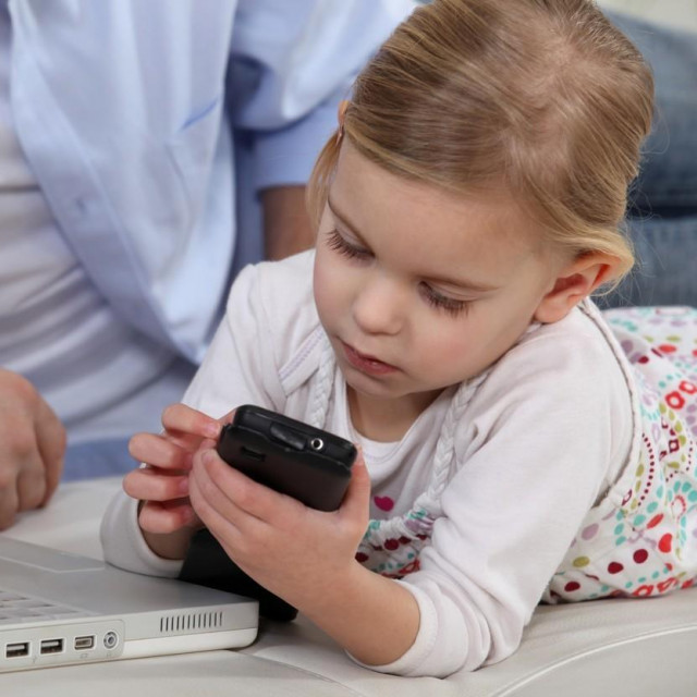 Dijete se igra s mobitelom, ilustracija