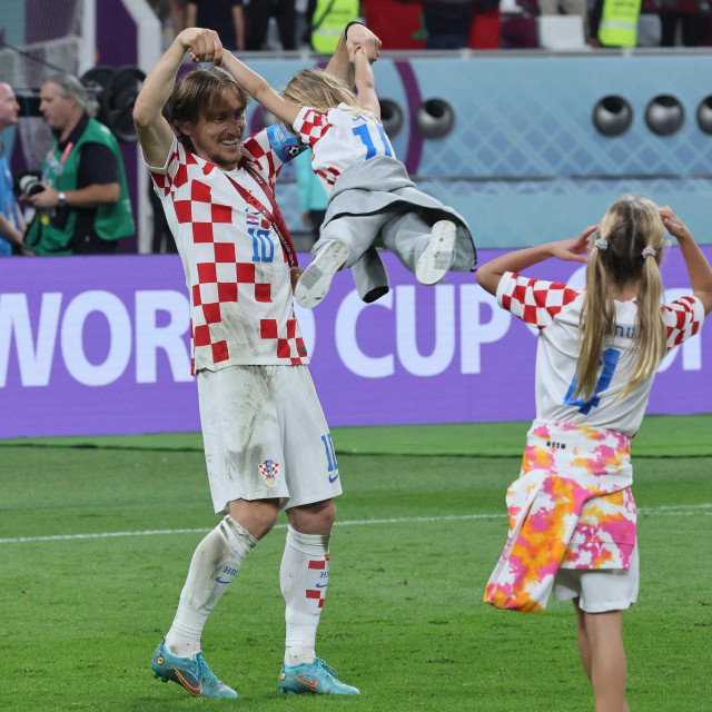 Luka Modrić slavi s djecom 