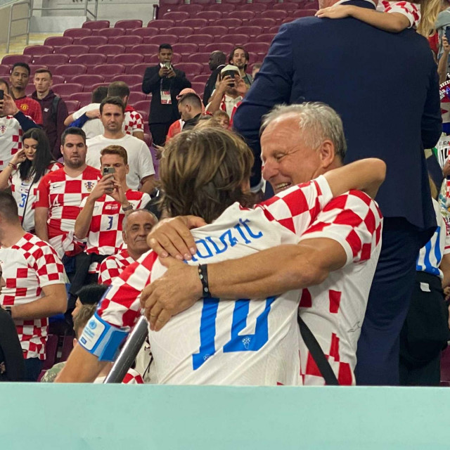 Luka Modrić s ocem na tribinama