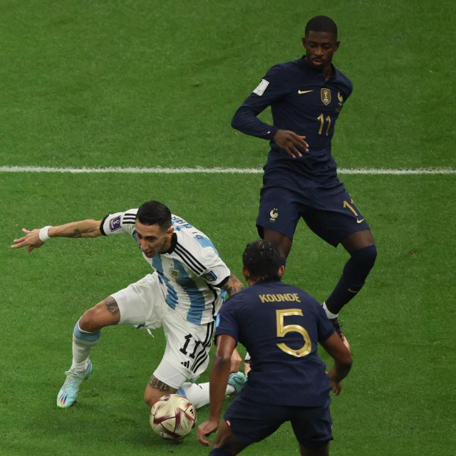 Di Maria pada nakon što je, čini se, sapleo sam sebe...