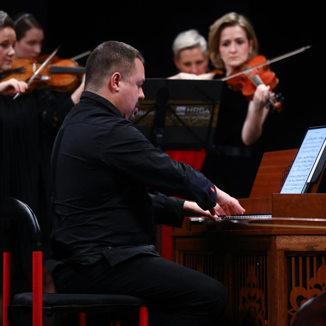 Zagreb, 181222.
Kazaliste Kerempuh, prolaz Fadila Hadzica 3.
Koncert Hrvatskog baroknog ansambla uz gostovanje Vokalnog ansambla Antiphonus s dirigentom Ricardom Bernardesom.
Na fotografiji: Ricardo Bernardes.
