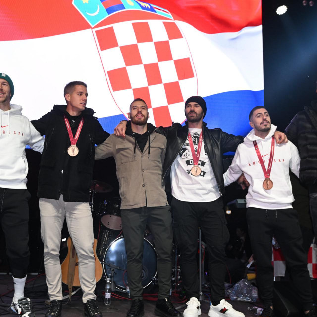 Ivan Perišić, Mario Pašalić, Nikola Vlašić, Marko Livaja, Josip Juranović i Ivo Grbić na dočeku na Rivi