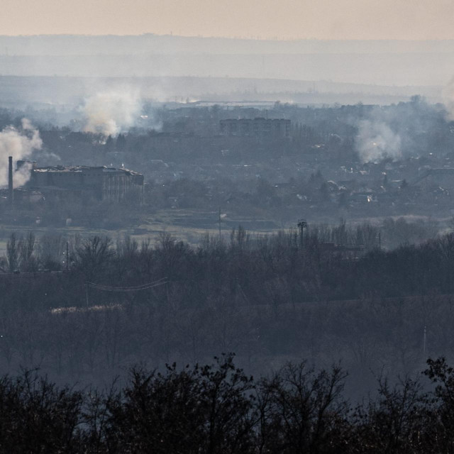 Dim se diže iznad Bahmuta