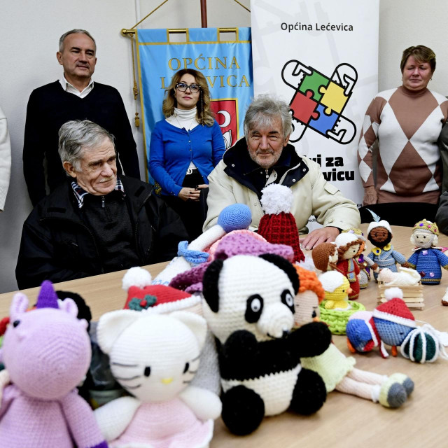 Zajednička fotografija polaznika radionice kukičanja i predstavnika Općine Lećevica