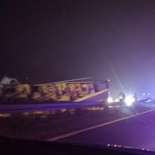 Prevrtanje kamiona na autocesti kod Draganića