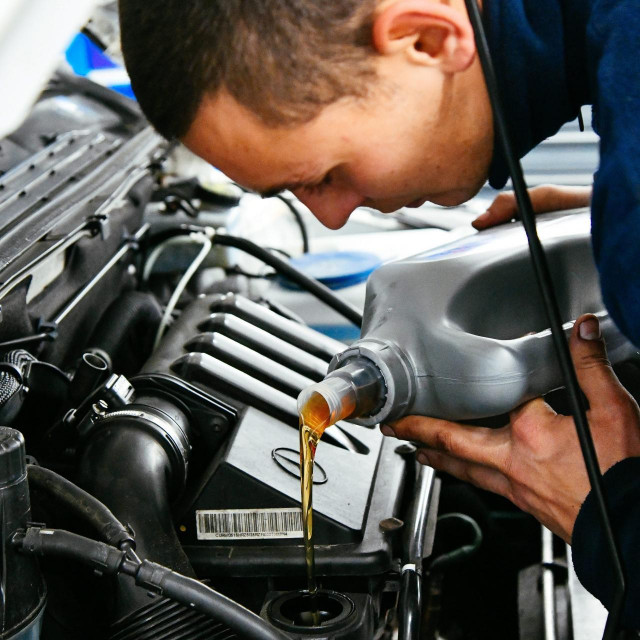 Servis automobila (ilustracija)