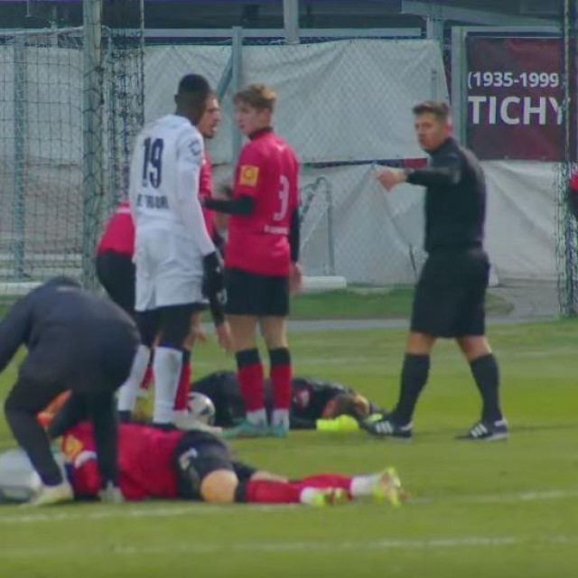 Oliver Zelenika nepomičan čeka pomoć nakon starta Honvedovog napadača
