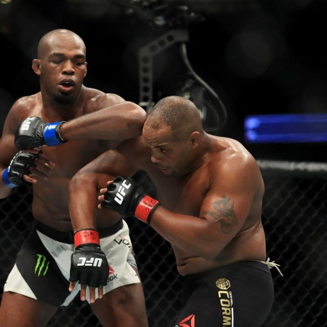Jon Jones i Daniel Cormier (desno)