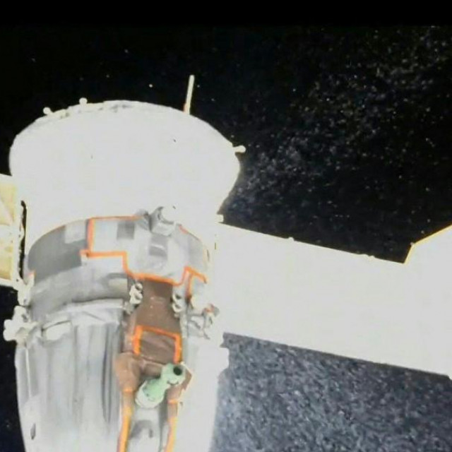 Video grab from a NASA feed obtained December 15, 2022 shows liquid spraying from the aft end of the Soyuz MS-22 spacecraft. - A spacewalk by two Russian cosmonauts aboard the International Space Station was called off after the detection of a coolant leak, NASA said on Thursday. The Russian space agency, Roscosmos, said that a walk in space by Sergei Prokopyev and Dmitry Petelin had been cancelled after one of the warning indicators went off in the Soyuz spacecraft docked to the ISS. The mission had been planned for Wednesday. ”NASA and Roscosmos will continue to work together to determine the next course of action following the ongoing analysis,” the US space agency said. (Photo by HANDOUT/NASA/AFP)/RESTRICTED TO EDITORIAL USE - MANDATORY CREDIT ”AFP PHOTO/NASA ” - NO MARKETING NO ADVERTISING CAMPAIGNS - DISTRIBUTED AS A SERVICE TO CLIENTS