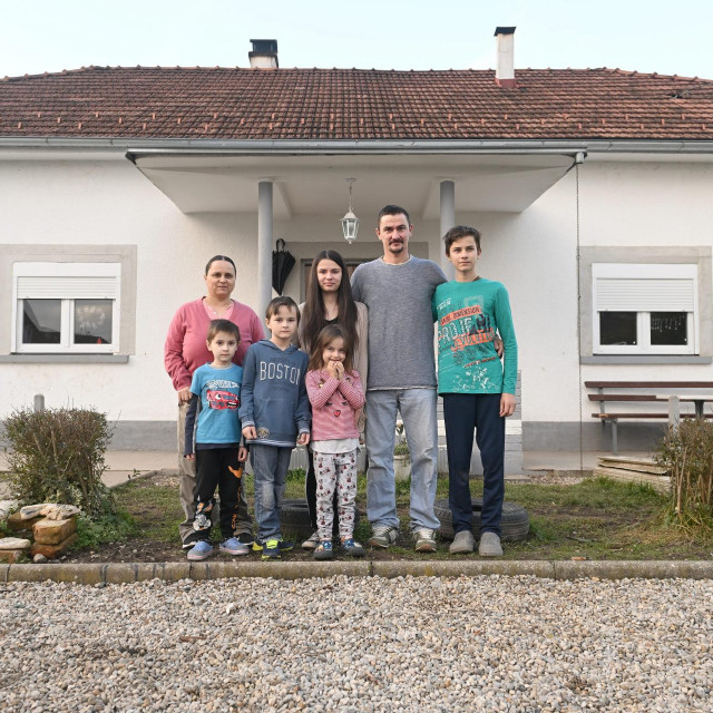 Obitelj ispred svoje nove kuće