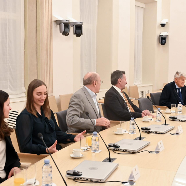 Zagreb, 231222.
Predsjednik Vlade Andrej Plenkovic primio je predstavnike Hrvatskog skijaskog saveza u Banske dvore.
Na fotografiji: Ivica Kostelic, Ante Kostelic.