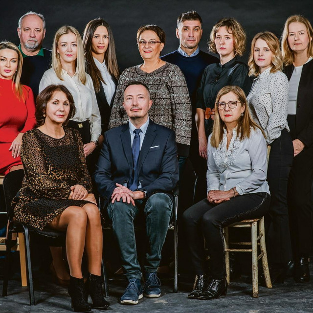 
Ravnatelj i liječnici Specijalne bolnice za plućne bolesti Zagreb: dr. Marijana Zadro-Bahnik, zamjenica ravnatelja, doc. prim. dr. sc. Marinko Artuković, ravnatelj bolnice, prof. dr. sc. Asja Stipić Marković (u prvom redu); dr. sc. Snježana Benko Meštrović, Mihovil Vrčić, dr. med., Valentina Mirtić, mag. oec., Zorica Topić Omaljev, mag. iur., Mira Jelić, univ. mag. admin. sanit., Joško Šemnički, dr. med., Marijana Prlić, mag. pharm., Vanja Dolenec, dr.med., Marina Perković, dr. med.