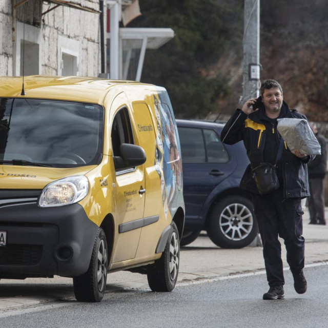 Lovrec, 110220.
Reportaza oko smjene nacelnice opcine Lovrec Anite Nosic idolaska njenog zamjenika.
Na fotografiji: Djelatnik Hrvatske poste raznosi postu po mjestu.