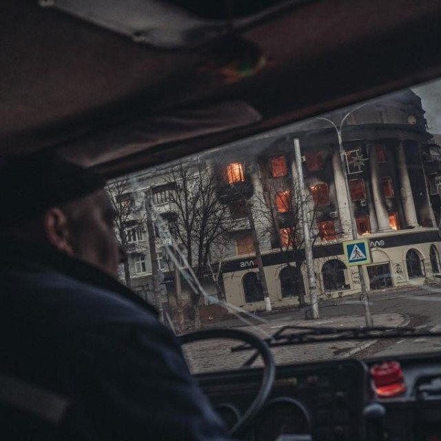 Zgrada u plamenu u Bahmutu