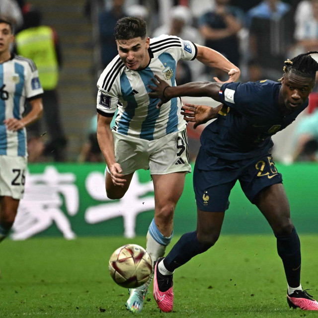 Julian Alvarez u dvoboju protiv Eduarda Camavinge