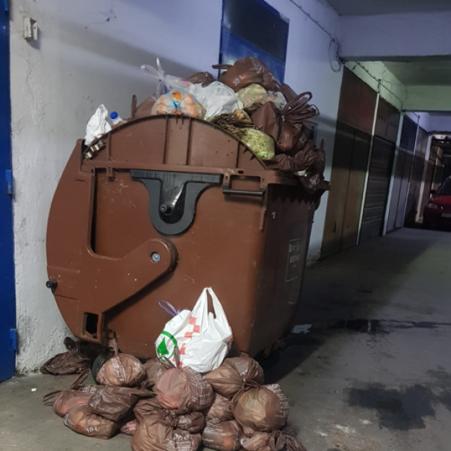 Hrpa smeća u zgradi u Novom Zagrebu