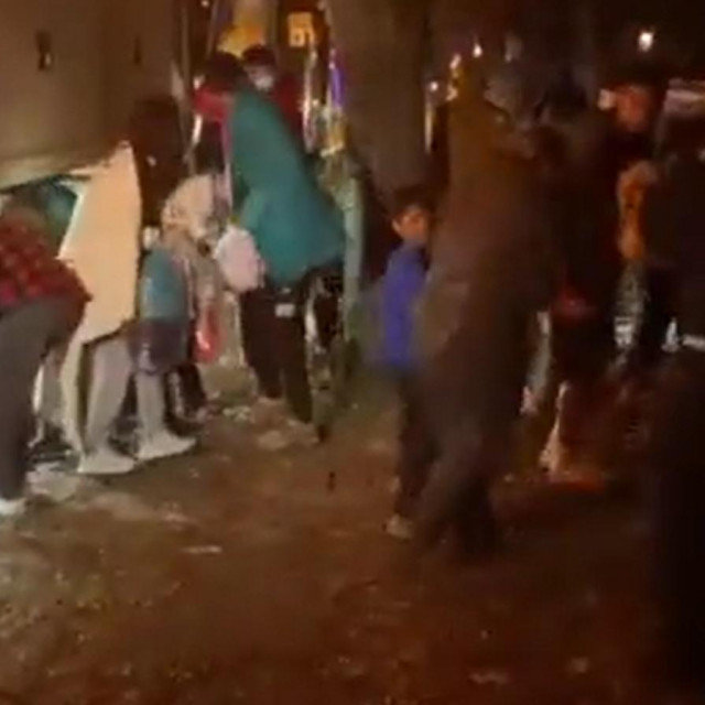 Migranti pred kućom Kamale Harris