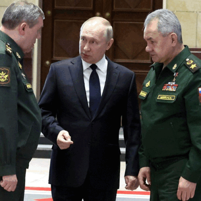 Načelnik ruskog Glavnog stožera Valerij Gerasimov, predsjednik Ruske Federacije Vladimir Putin i ministar obrane Ruske Federacije Sergej Šojgu; uništeni ruski tenk u Ukrajini; Volodimir Zelenski s ukrajinskim vojnicima u Bahmutu; prizor uništene zgrade u Borodjanki, početkom ožujka