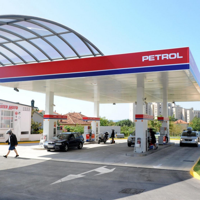 Benzinska postaja Petrola