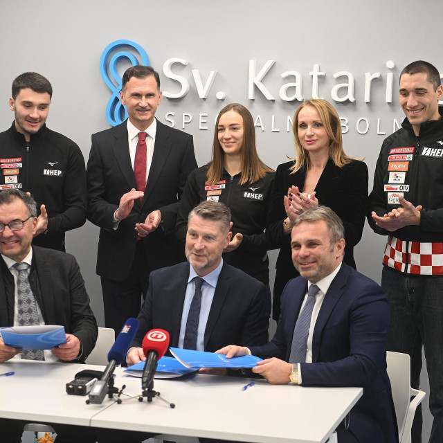 Istok Rodeš, Dragan Primorac, Leona Popović, Jadranka Primorac i Matej Vidović na potpisivanju ugovora kojeg su obavili Miho Glavić, Igor Borić i Vedran Pavlek
