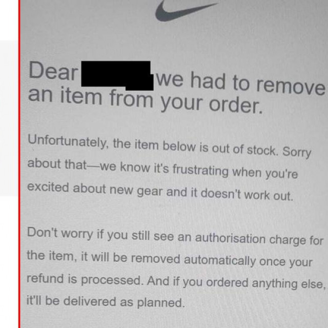 Cijene po kojima se u Nikeovoj trgovini prošlog petka prodavala sportska oprema (L); Poruka koju je Nike odaslao kupcima iz Hrvatske koji su u njegovoj trgovini kupovali po niskim cijenama