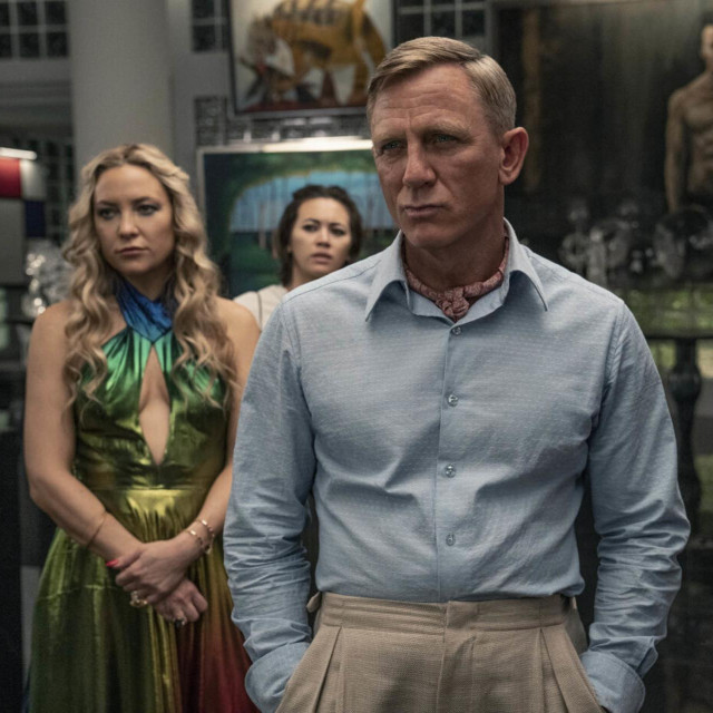 Glass Onion: A Knives Out Mystery. Na fotografiji: Kate Hudson, Daniel Craig, Leslie Odom Jr., Jessica Henwick