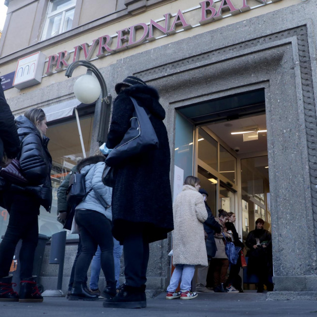 Zagreb, 271222.
Trg Petra Preradovica.
Gradjani se pripremaju za uvodjenje eura.
Na fotografiji: guzva ispred bankomata i ulaza u poslovnicu Privredne banke Zagreb.