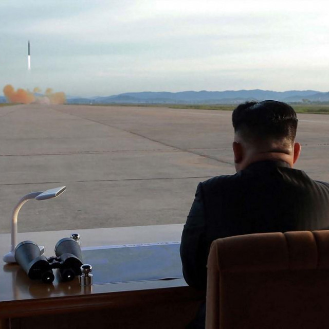 Kim Jong-un nadgleda testiranje rakete/Arhivska fotografija