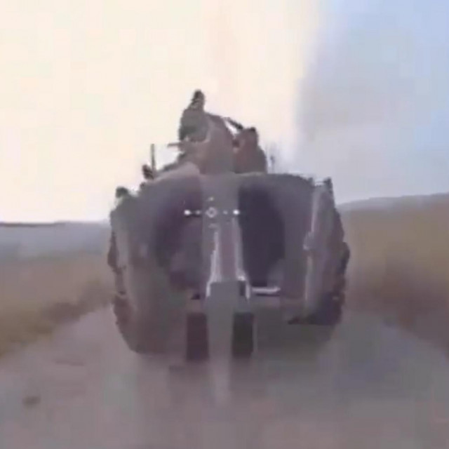 Trenutak neposredno prije udara drona u oklopno vozilo