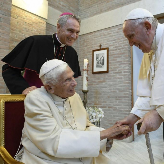 Papa u miru Benedikt XVI i papa Frane