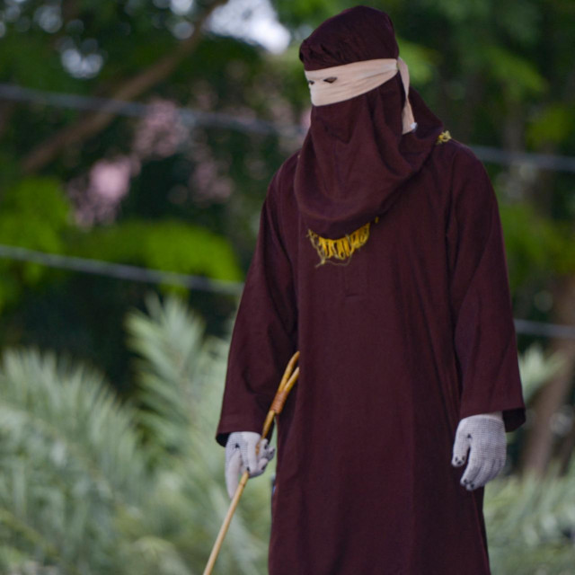 Pripadnica odreda ženskih bičevateljica u Banda Acehu, Indonezija