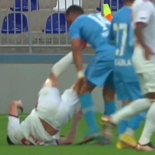 Miralem Pjanić udara protivnika