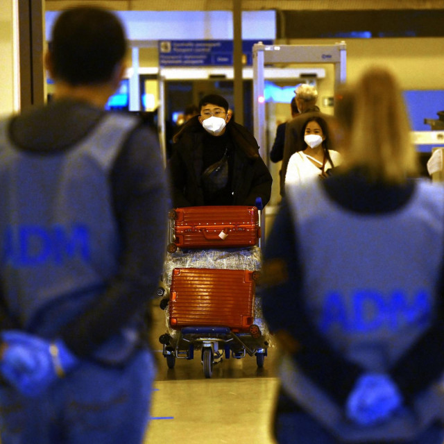 Putnici iz Kine stižu na rimski aerodrom Fiumicino