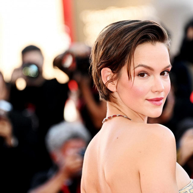 Francusku kraljicu utjelovljuje Emilia Schule.