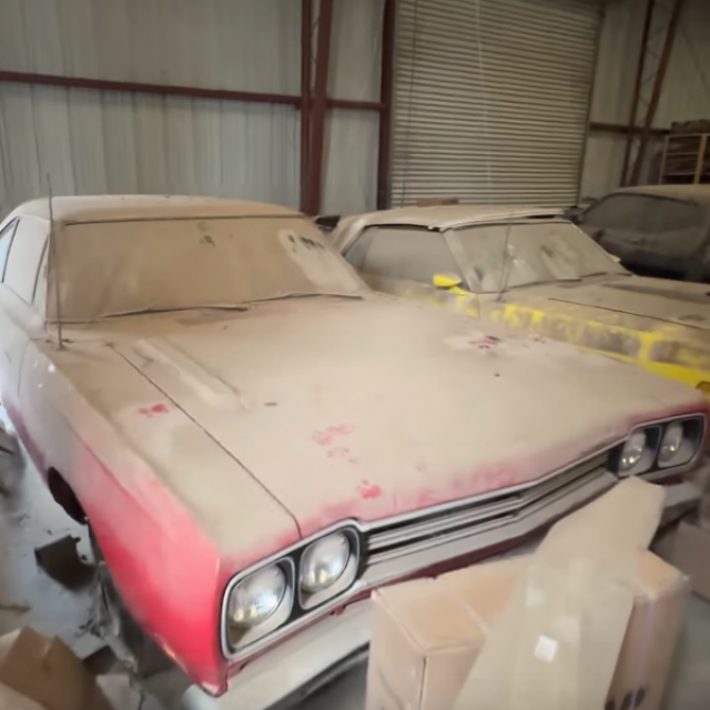 Skladište puno američkih ‘muscle‘ automobila