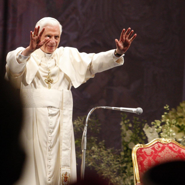 Papa Benedikt XVI. i kardinal Josip Bozanić tijekom njegova posjeta Zagrebu u lipnju 2011. godine