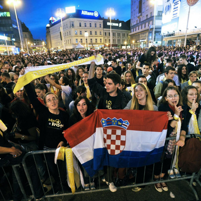 Mladi na Trgu bana Jelačića