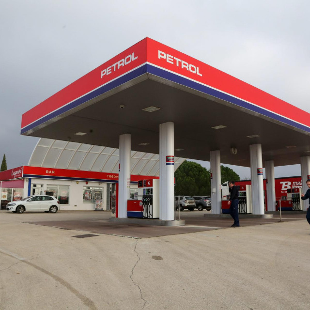 Petrol je Vladu RH i Vladu Republike Slovenije pozvao da mu nadoknade štetu koju mu je nanijela regulacija naftnih derivata u Hrvatskoj za 2022. godinu. Radi se o, tvrdi tvrtka, 45,6 milijuna eura