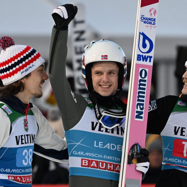 Halvor Egner Granerud (sredina), Johann Andre Forfang (lijevo) i Robert Johansson (desno)