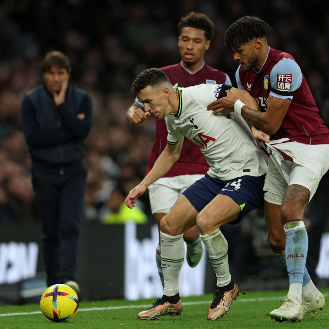 Ivan Perišić okružen igračima Ville