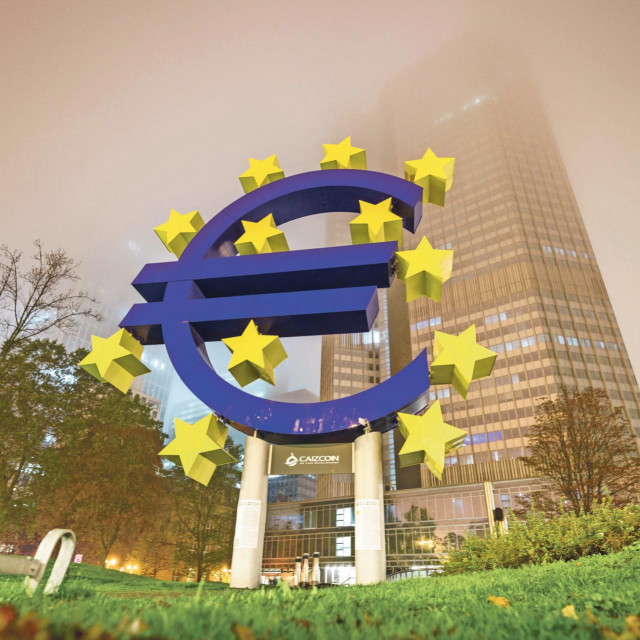 Velika skulptura/logo eura još uvijek stoji ispred bivšeg sjedišta ECB-a u Frankfurtu na Majni