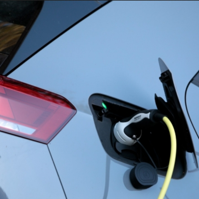 Punjenje električnog automobila (ilustracija)